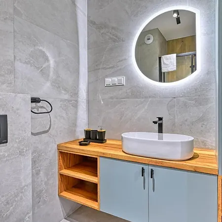 Pine Apartments, Sun & Snow